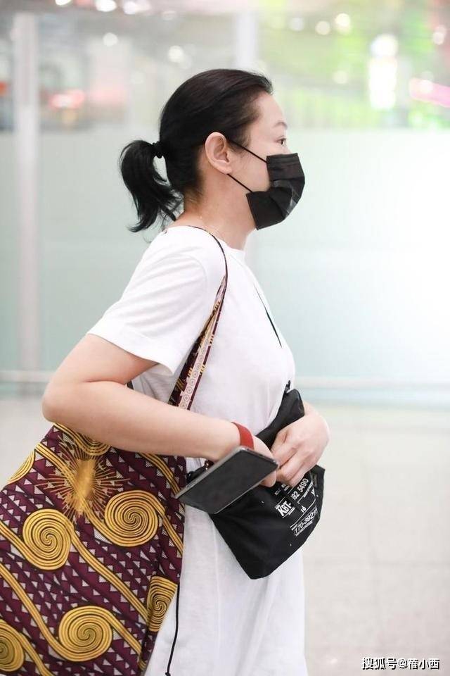 變胖了更美！56歲大咖女星「最新機場照」素顏亮相　驚人狀態「太年輕了」