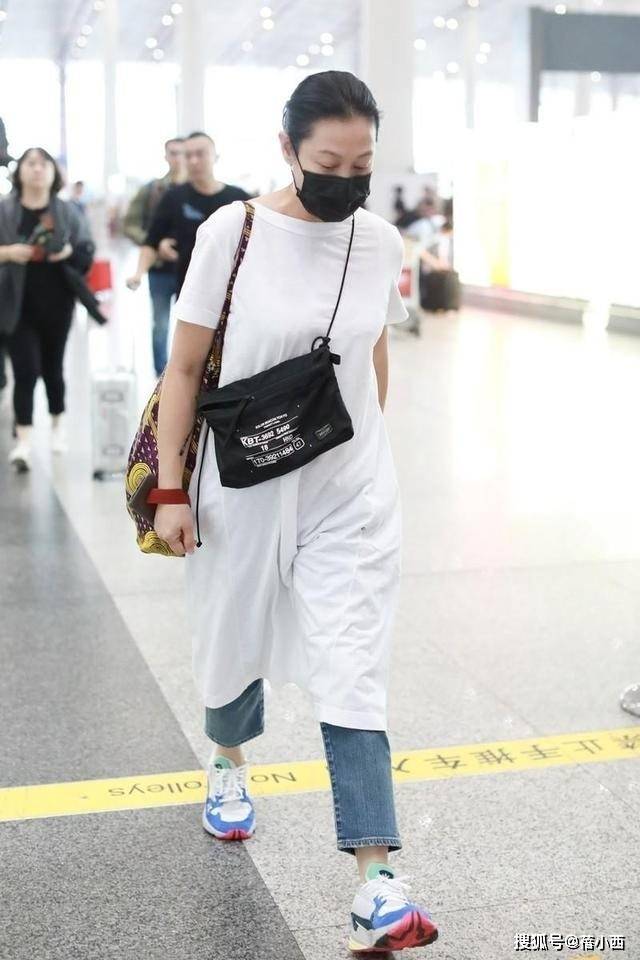 變胖了更美！56歲大咖女星「最新機場照」素顏亮相　驚人狀態「太年輕了」