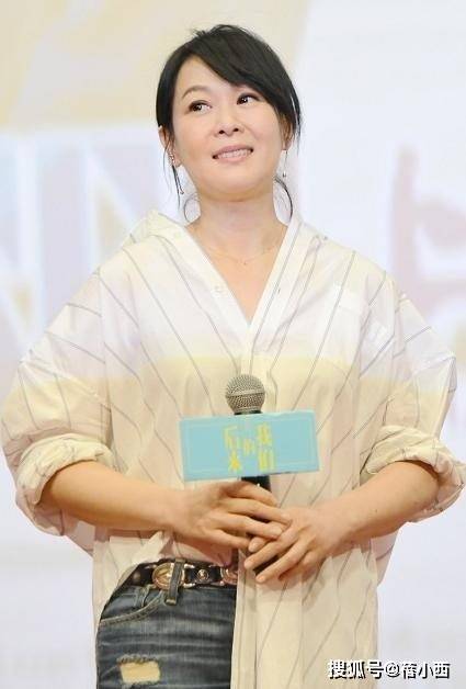 變胖了更美！56歲大咖女星「最新機場照」素顏亮相　驚人狀態「太年輕了」