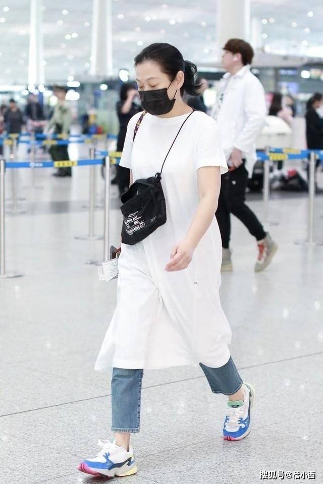 變胖了更美！56歲大咖女星「最新機場照」素顏亮相　驚人狀態「太年輕了」