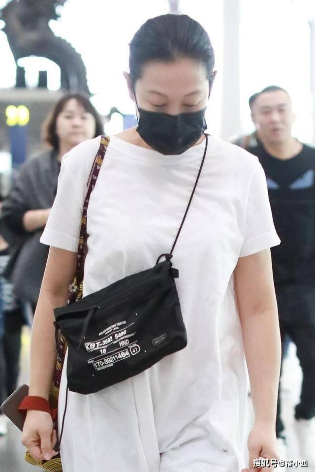 變胖了更美！56歲大咖女星「最新機場照」素顏亮相　驚人狀態「太年輕了」