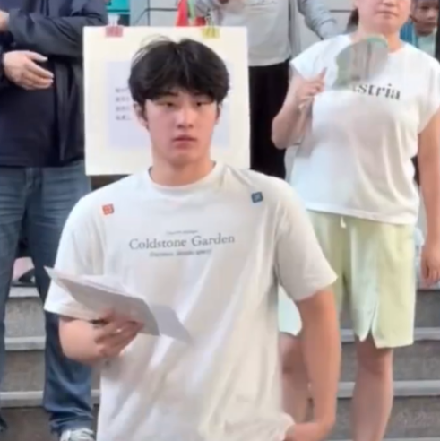 還以為是模特兒！游泳教練長太帥「媽媽搶著送小孩上課」　一看高顏值照「爸爸們秒懂了」