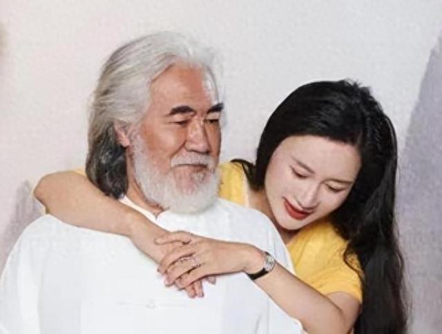 相差31歲老少配！73歲名導「當街遭嫩妻怒罵」甜蜜成泡影　網友一聽「原因直搖頭」：不裝了