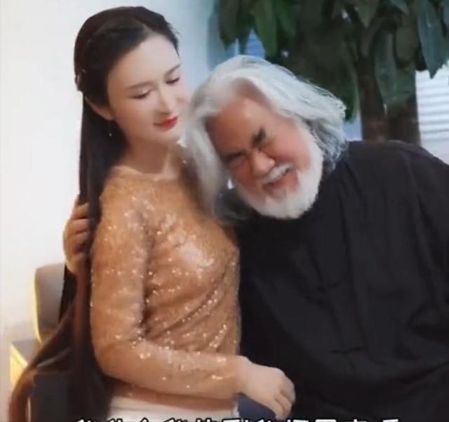 相差31歲老少配！73歲名導「當街遭嫩妻怒罵」甜蜜成泡影　網友一聽「原因直搖頭」：不裝了