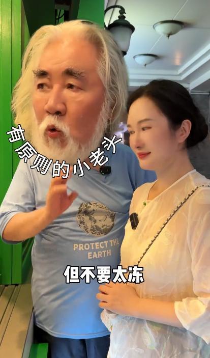 相差31歲老少配！73歲名導「當街遭嫩妻怒罵」甜蜜成泡影　網友一聽「原因直搖頭」：不裝了