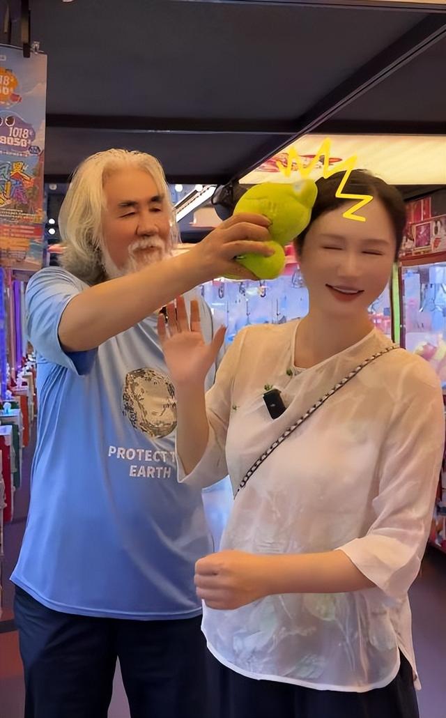 相差31歲老少配！73歲名導「當街遭嫩妻怒罵」甜蜜成泡影　網友一聽「原因直搖頭」：不裝了