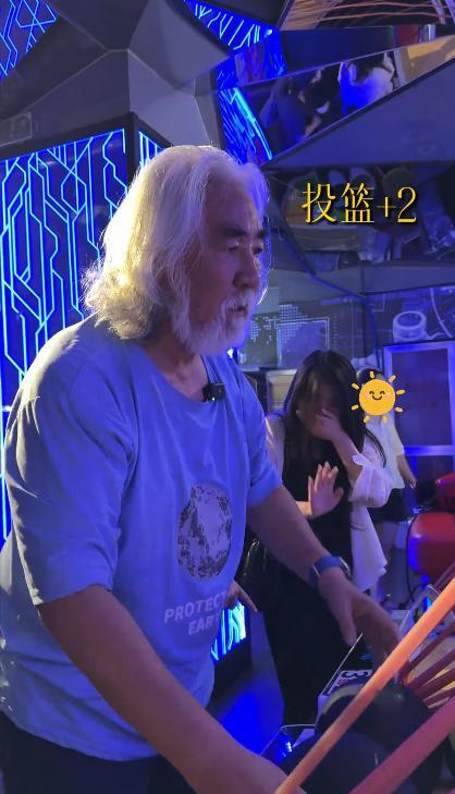 相差31歲老少配！73歲名導「當街遭嫩妻怒罵」甜蜜成泡影　網友一聽「原因直搖頭」：不裝了