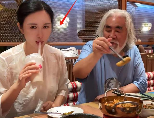 相差31歲老少配！73歲名導「當街遭嫩妻怒罵」甜蜜成泡影　網友一聽「原因直搖頭」：不裝了