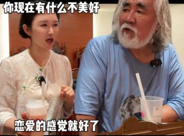 相差31歲老少配！73歲名導「當街遭嫩妻怒罵」甜蜜成泡影　網友一聽「原因直搖頭」：不裝了