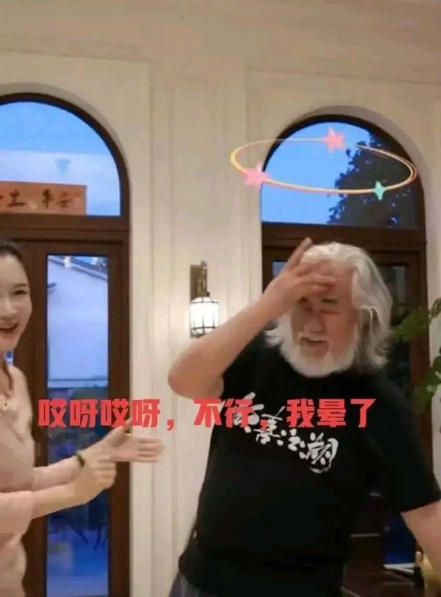 相差31歲老少配！73歲名導「當街遭嫩妻怒罵」甜蜜成泡影　網友一聽「原因直搖頭」：不裝了