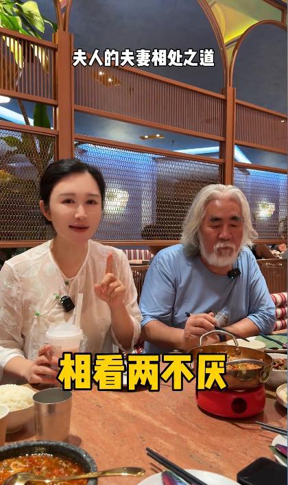 相差31歲老少配！73歲名導「當街遭嫩妻怒罵」甜蜜成泡影　網友一聽「原因直搖頭」：不裝了