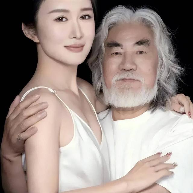 相差31歲老少配！73歲名導「當街遭嫩妻怒罵」甜蜜成泡影　網友一聽「原因直搖頭」：不裝了
