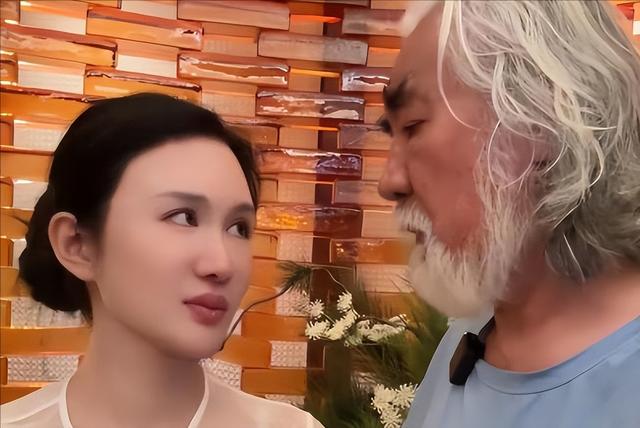 相差31歲老少配！73歲名導「當街遭嫩妻怒罵」甜蜜成泡影　網友一聽「原因直搖頭」：不裝了