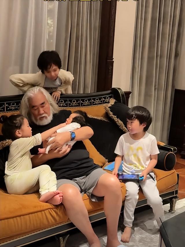 相差31歲老少配！73歲名導「當街遭嫩妻怒罵」甜蜜成泡影　網友一聽「原因直搖頭」：不裝了