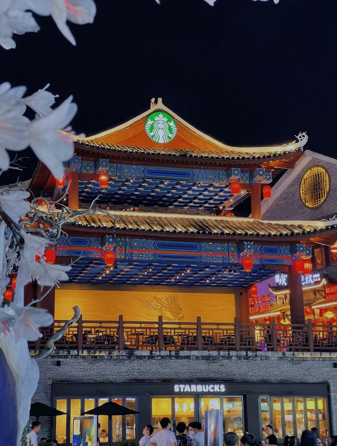 古蹟中喝咖啡！懷舊風「古戲台星巴克」夜晚超浪漫　燈籠亮起「露台座位看湖水街景」觀景台更美❤️