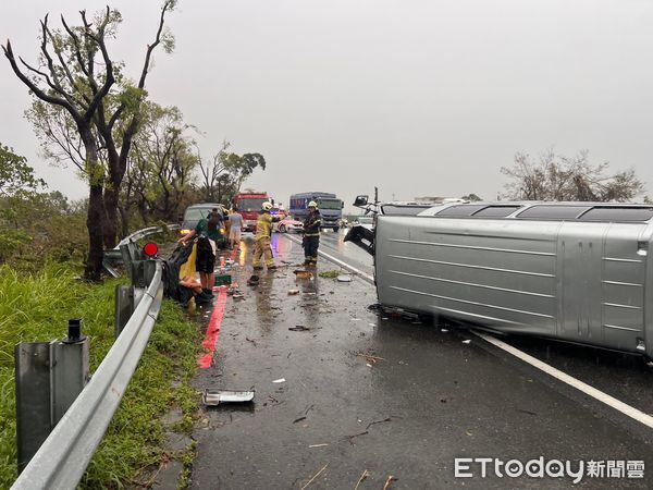 快訊／嘉義某國中棒球隊「驚傳國道翻車」！車體「直接扭曲變型」送醫狀況曝光