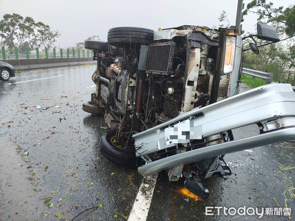 快訊／嘉義某國中棒球隊「驚傳國道翻車」！車體「直接扭曲變型」送醫狀況曝光