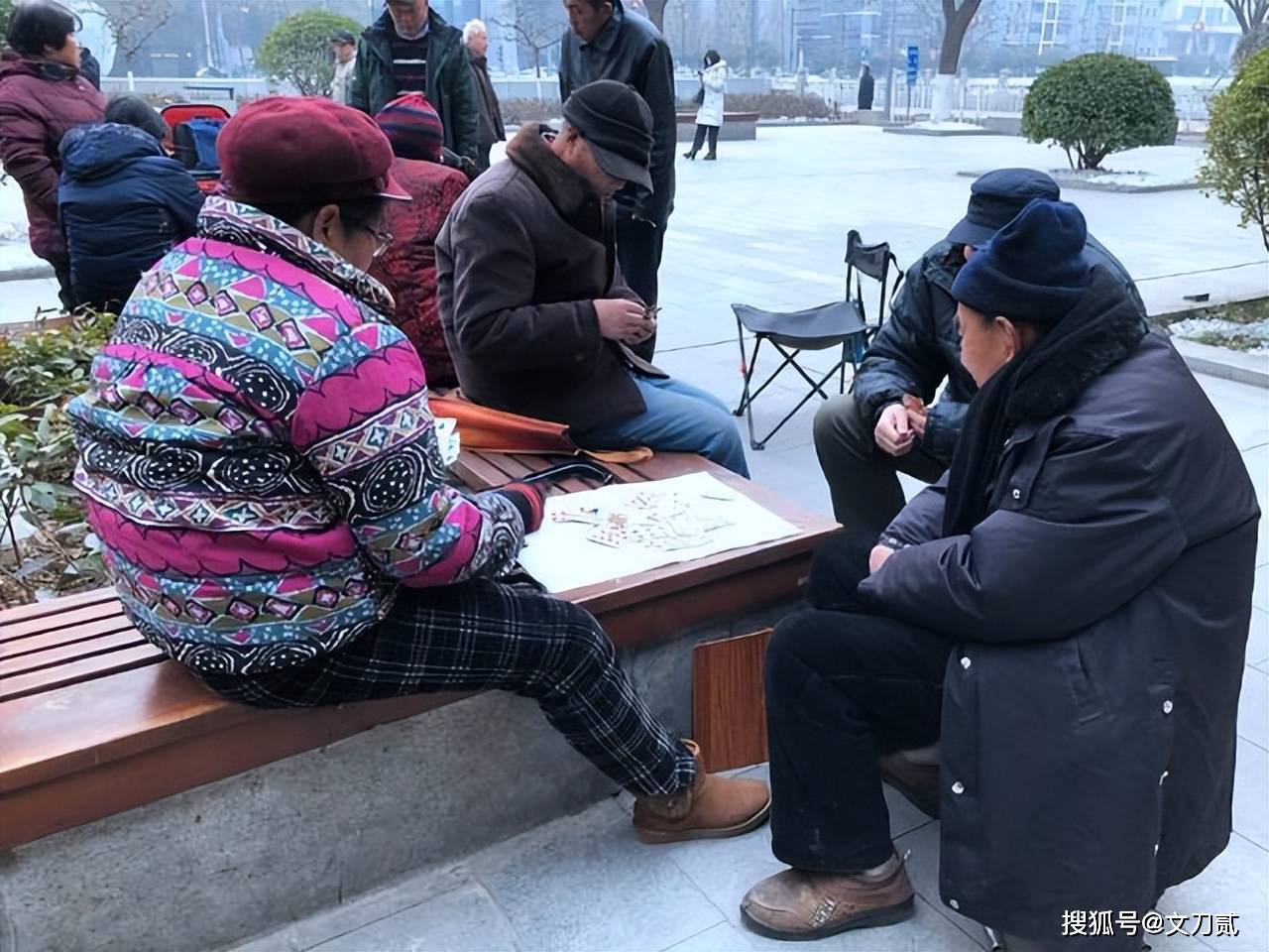 「我知道媽媽10年前走了！」60歲男子「因1事」不敢報警　警方到場「只剩一具白骨」在廁所