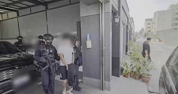 從豬仔做到首腦！20多歲男「狂撈22億」詐騙手法曝光　「用紅布封眼虎爺」報應卻來了...