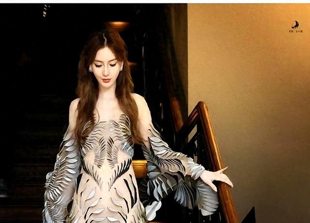 前夫傳有新歡！36歲女星沈寂2年「穿透視套裝」現身時裝週　一下車「彷彿仙女下凡」網驚嘆：她沒有輸