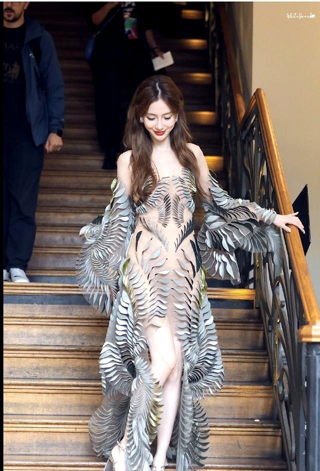 前夫傳有新歡！36歲女星沈寂2年「穿透視套裝」現身時裝週　一下車「彷彿仙女下凡」網驚嘆：她沒有輸