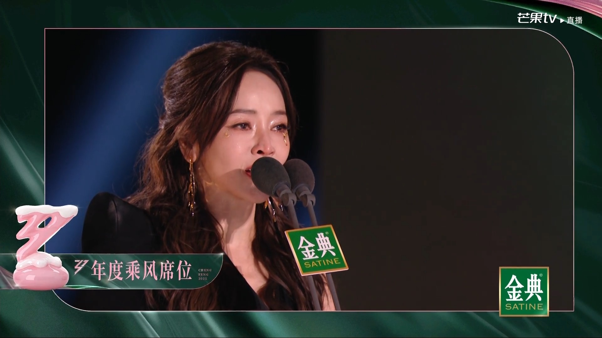 在中國大翻紅！侯佩岑「穿黑色華麗洋裝上節目」　網見1設計狂吐槽：「是來搞笑的嗎...」