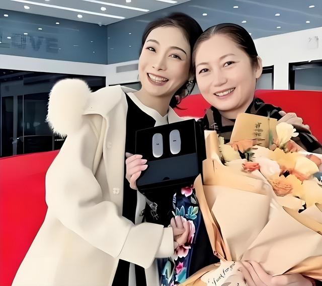 堅持不結婚！36歲美女「買英國優質男蝌蚪」生混血3胞胎　「挨批崇洋媚外」7年後近況曝光