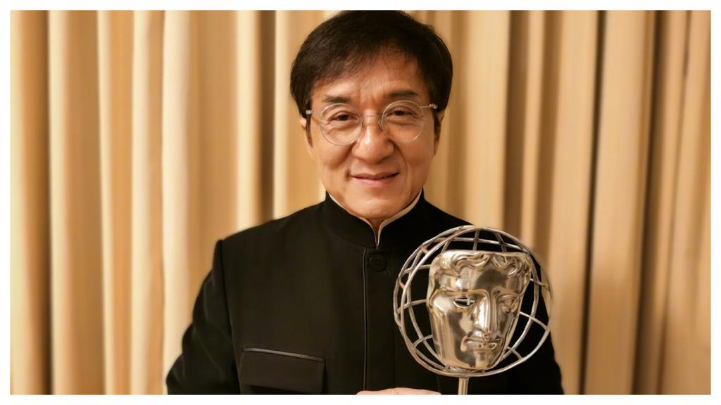 大庭廣眾之下！71歲成龍驚爆「遭粉絲賞巴掌」　他下秒「出乎意料反應」網服了：還3次