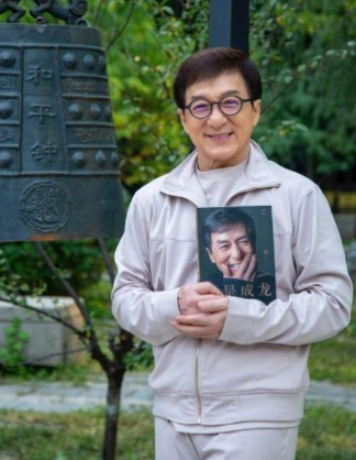 大庭廣眾之下！71歲成龍驚爆「遭粉絲賞巴掌」　他下秒「出乎意料反應」網服了：還3次