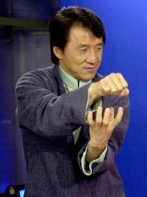 大庭廣眾之下！71歲成龍驚爆「遭粉絲賞巴掌」　他下秒「出乎意料反應」網服了：還3次