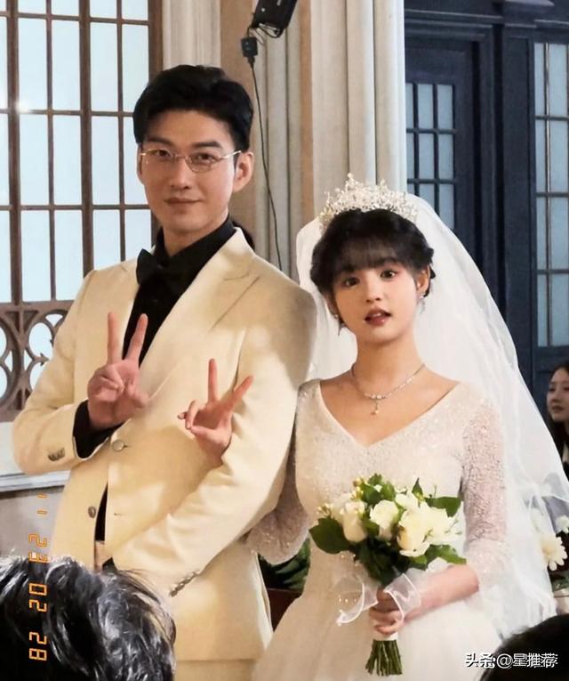 恭喜結婚了！螢幕情侶「假戲真做」變夫妻　他單膝下跪「抱回娃娃臉仙女」