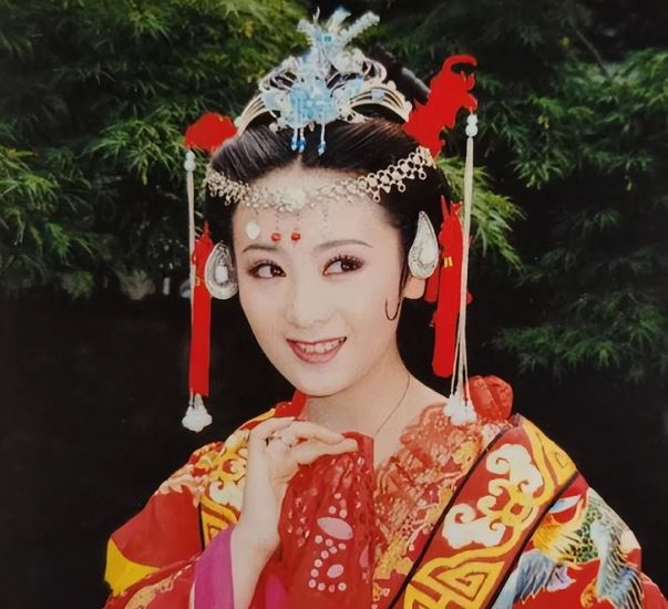 「靠一部戲」紅遍全國！二婚「戴塑膠戒指」被酸：嫁軟飯男　今丈夫爆紅「寵她到令人忌妒」