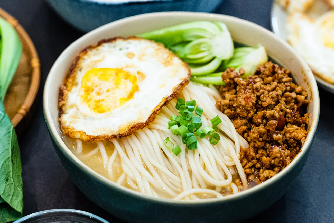 吃麵忘帶錢！老顧客「約好明天來還」卻再也沒出現　幾個月後「1名年輕人來到店裡」老闆哭了