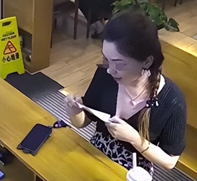 我們走很遠來的！女客人「強硬要求店家打折」　老闆出手處理「讓大家拍手叫好」