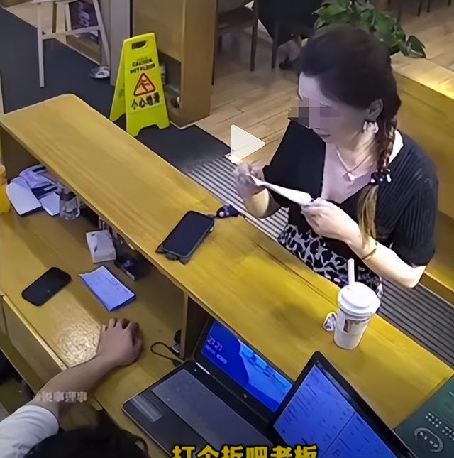 我們走很遠來的！女客人「強硬要求店家打折」　老闆出手處理「讓大家拍手叫好」