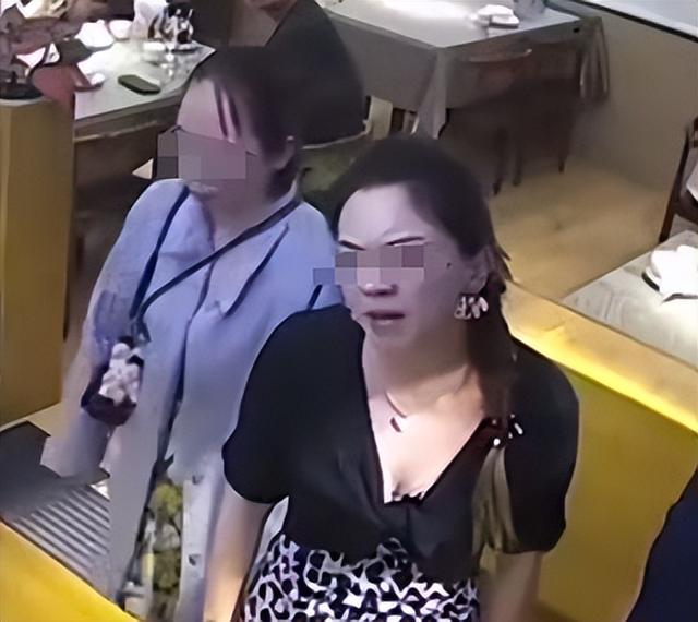 我們走很遠來的！女客人「強硬要求店家打折」　老闆出手處理「讓大家拍手叫好」