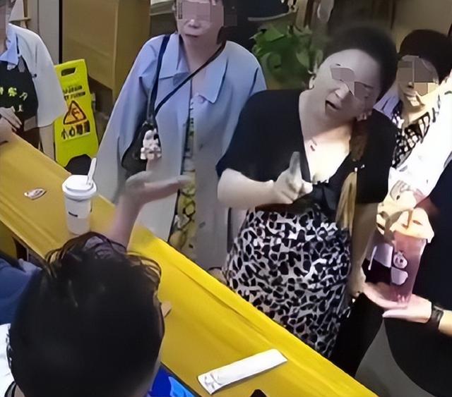 我們走很遠來的！女客人「強硬要求店家打折」　老闆出手處理「讓大家拍手叫好」