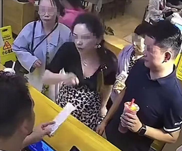 我們走很遠來的！女客人「強硬要求店家打折」　老闆出手處理「讓大家拍手叫好」