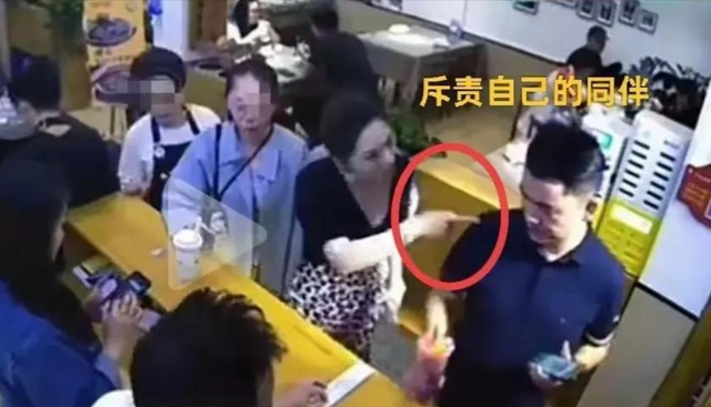 我們走很遠來的！女客人「強硬要求店家打折」　老闆出手處理「讓大家拍手叫好」