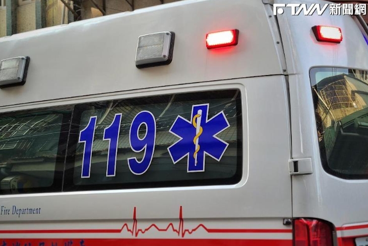 快訊／又是家暴！ 新北「兒持刀狹持媽媽」警方緊急到場