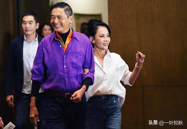 相愛相守40年！演藝圈模範夫妻「低調出遊仍被認出」　70歲大咖影帝「身形消瘦單薄」粉絲超擔心