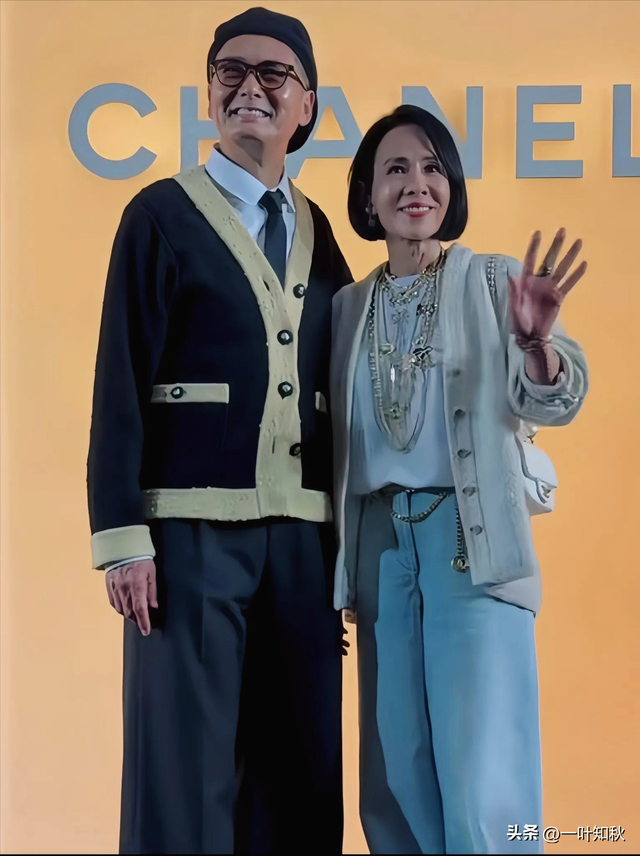 相愛相守40年！演藝圈模範夫妻「低調出遊仍被認出」　70歲大咖影帝「身形消瘦單薄」粉絲超擔心
