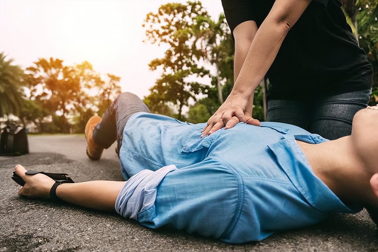 洗澡突發腦梗！85歲阿公「緊急入院」15分鐘活命　「新技術曝光」急性腦梗有救了