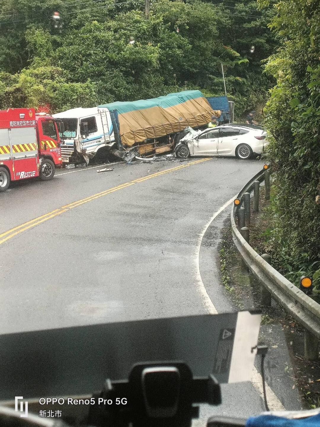 快訊／北宜公路嚴重車禍！特斯拉「攔腰撞貨車全毀」