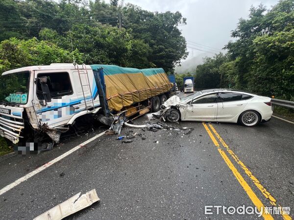 快訊／北宜公路嚴重車禍！特斯拉「攔腰撞貨車全毀」