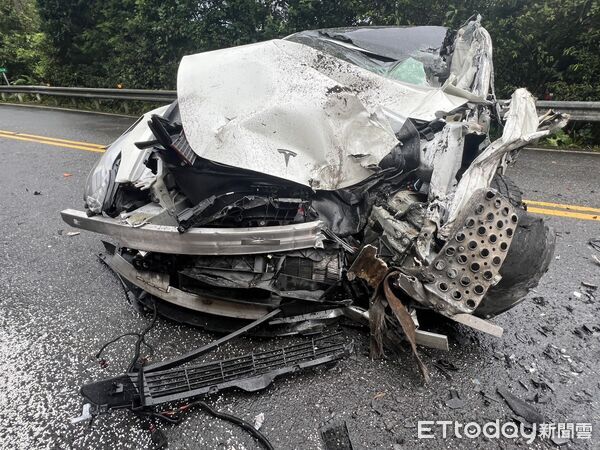 快訊／北宜公路嚴重車禍！特斯拉「攔腰撞貨車全毀」