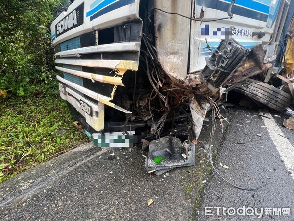 快訊／北宜公路嚴重車禍！特斯拉「攔腰撞貨車全毀」