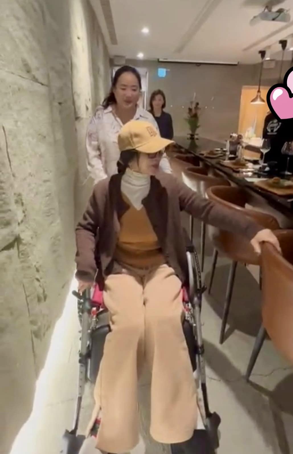 69歲本土女神背部濕透！骨裂後「休養半年再練瑜伽」認了：有1驚人變化　一轉身「真實狀態曝光」