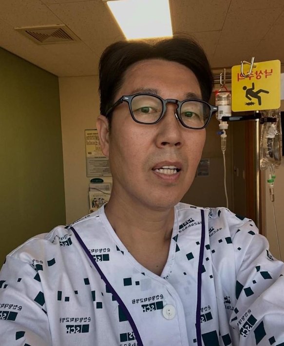 工作全面暫停！51歲資深男星「驚傳緊急送醫」　他虛弱曝「剛吃完2種麵」太要不得