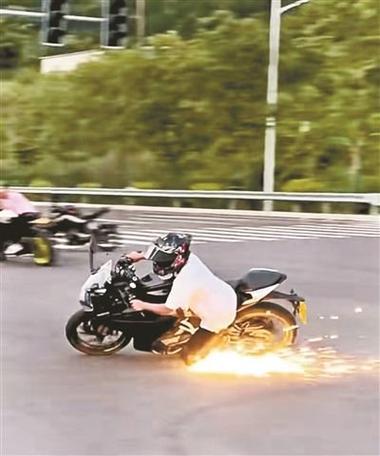 才14歲！2名學生「騎改裝車超速」失控撞牆　他當場身亡「另一人送醫不治」　